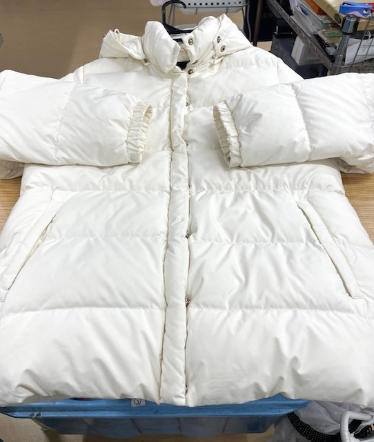 全体的な黄ばみやシミが綺麗になった白いダウンジャケットの染み抜きクリーニング事例(１９，８００円税込)2026,03.17
