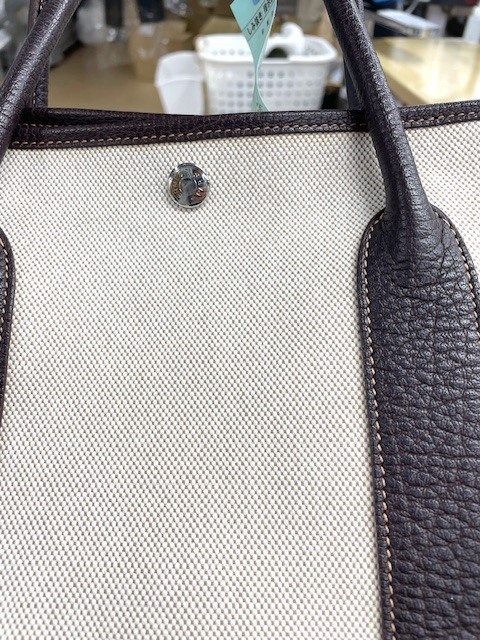 全体の黄ばみやシミが綺麗になったトワルアッシュカラーのエルメスガーデンパーティーの染み抜きクリーニング事例（１９，８００円税込）2026.04.08