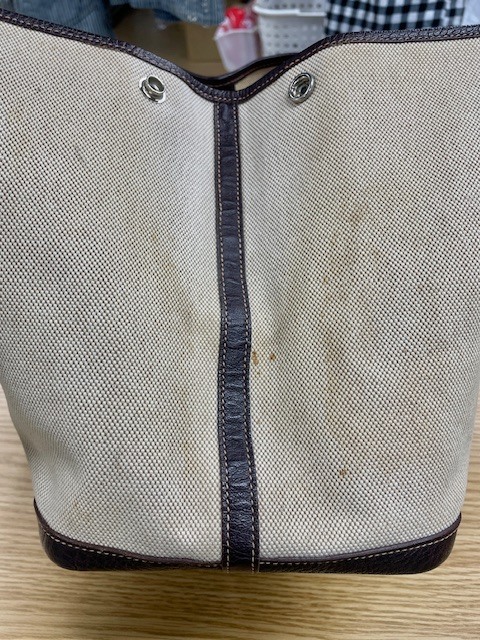 全体の黄ばみやシミが綺麗になったトワルアッシュカラーのエルメスガーデンパーティーの染み抜きクリーニング事例（１９，８００円税込）2026.04.08