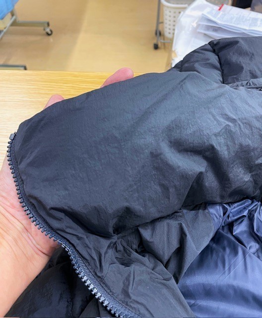 タトラスネイビーダウンコートのファンデーションシミや皮脂汚れなどシミがキレイに落ちた染み抜きクリーニング事例(７，１５０円税込)