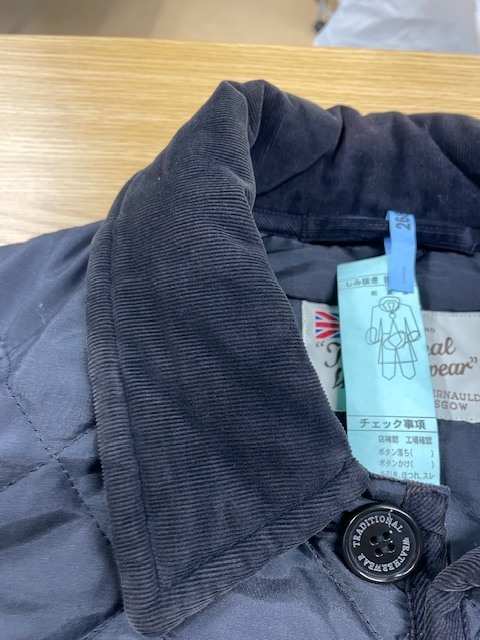 トラディショナルウェザーウェア キルティングジャケットの襟などコーデュロイ部分全体の変色の色修正クリーニング事例（１３，２００円税込）2025.12.29