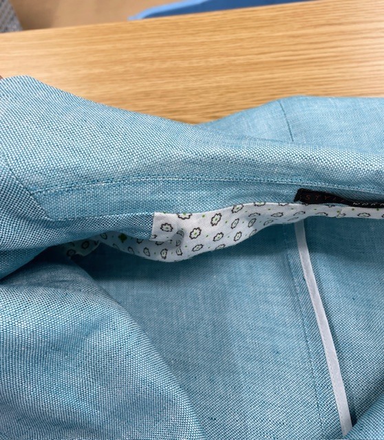 全体的な黄ばみが綺麗になったリネンの薄ブルージャケットの染み抜きクリーニング事例(７，７００円税込)2026,03.31