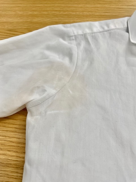 制汗剤と脇汗の影響で脇がくすんだ赤っぽい色に変わってしまった学生服白シャツの染み抜きクリーニング事例(３，９６０円税込)2026.04.17