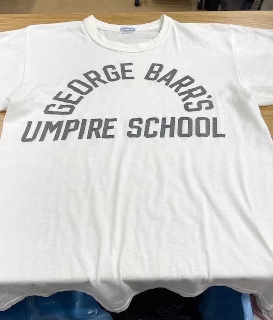 george barr's umpire schoolプリントの丸胴 白ヴィンテージTシャツの全体黄ばみやシミがキレイに落ちた染み抜きクリーニング事例（７，７００円税込）2026.07.04