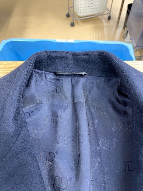 首周りから肩にかけて裏地にも大量の血液シミが付いているディオールのネイビーカシミヤコートの染み抜きクリーニング事例(１６，５００円税込)2026.02.27