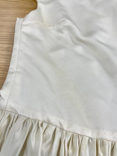 白いポリエステル素材のドレス全体に出ていたカビシミがキレイに落ちた染み抜きクリーニング事例(２２，０００円税込)2026.07.23