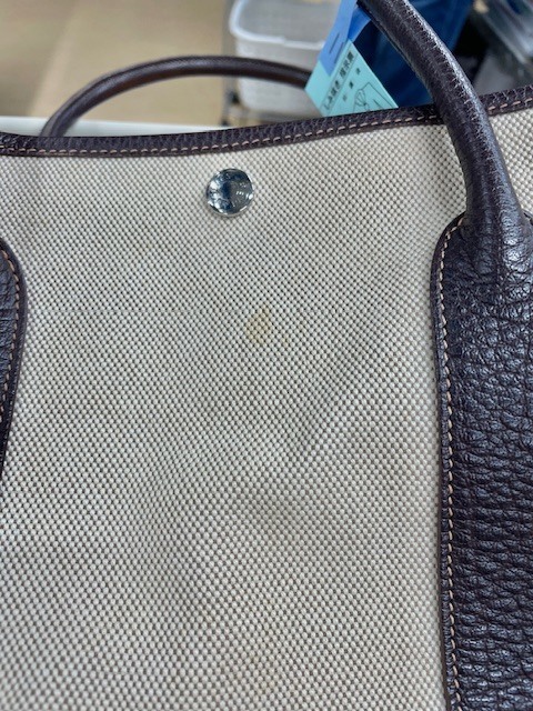 全体の黄ばみやシミが綺麗になったトワルアッシュカラーのエルメスガーデンパーティーの染み抜きクリーニング事例（１９，８００円税込）2026.04.08