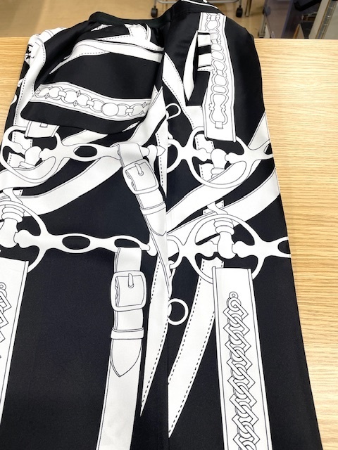 黒地に白い柄のシルクパンツに付いた赤ワインシミがキレイに落ちた染み抜きクリーニング事例(６，６００円税込)2025.12.03