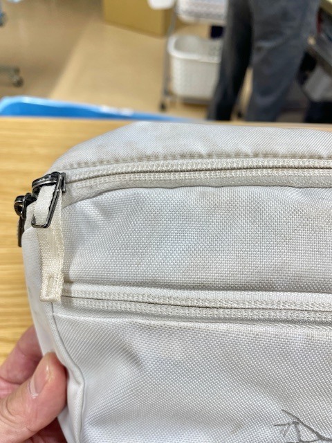 アークテリクスホワイトナイロンポーチの全体的な泥などの汚れが綺麗に落ちた染み抜きクリーニング事例(５，５００円税込)2026.02.20