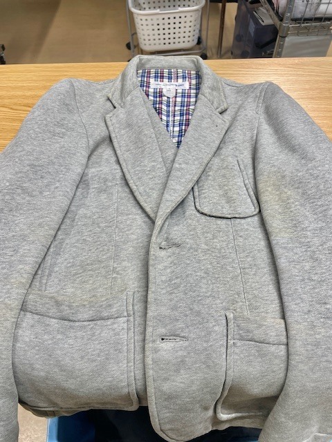 表地が薄グレーで裏地が青いチェックのコムデギャルソンコットンジャケットの全体黄ばみやシミがキレイに落ちた染み抜きクリーニング事例(６，６００円税込）