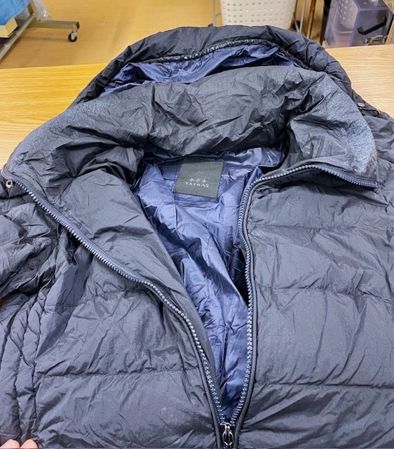 タトラスネイビーダウンコートのファンデーションシミや皮脂汚れなどシミがキレイに落ちた染み抜きクリーニング事例(７，１５０円税込)