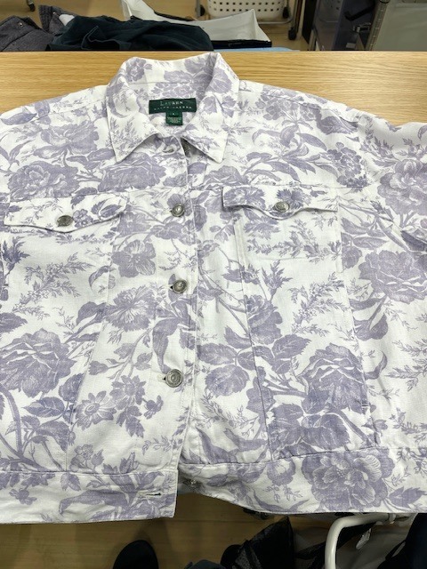 ローレンラルフローレンの白地に紫の花柄があしらわれたデニムジャケットの背面裾の革パッチからの色移りがキレイに落ちた染み抜きクリーニング事例（７，７００円税込、修理代も含む）2026.04.11