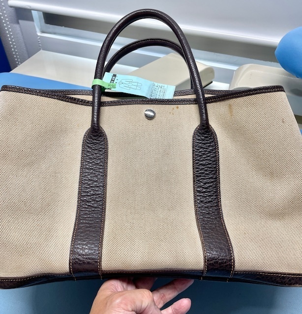 ナチュラルアイボリーのエルメスガーデンパーティー全体黄ばみやシミがキレイに落ちた染み抜きクリーニング事例(１６，５００円税込)2025.08.26