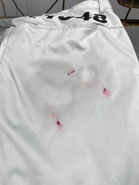 薄グレーのプーマゴルフパンツに付いたインクシミが目立たなくなった染み抜きクリーニング事例（６，６００円税込）2025.12.15