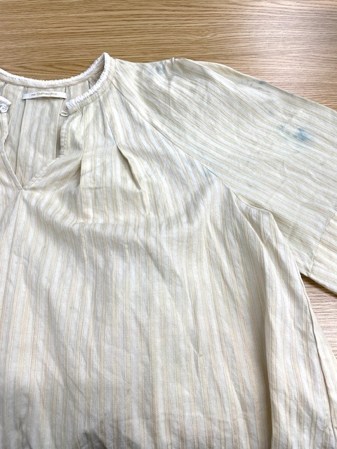 薄いベージュのインド綿シャツに青い色が移ってしまいそれを落とすためには全体の色も落とさなくてはならず色移りを落としつつ全体の色も平らに白くした染み抜きクリーニング事例（５，５００円税込）2026.06.07