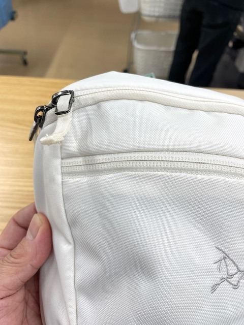アークテリクスホワイトナイロンポーチの全体的な泥などの汚れが綺麗に落ちた染み抜きクリーニング事例(５，５００円税込)2026.02.20