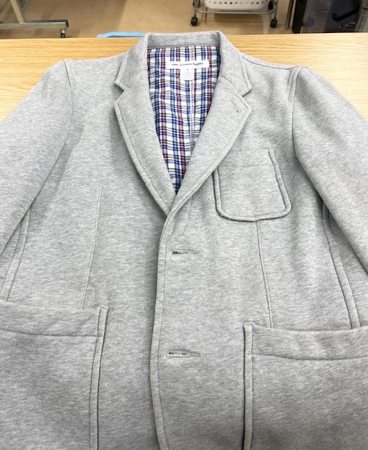 表地が薄グレーで裏地が青いチェックのコムデギャルソンコットンジャケットの全体黄ばみやシミがキレイに落ちた染み抜きクリーニング事例(６，６００円税込）