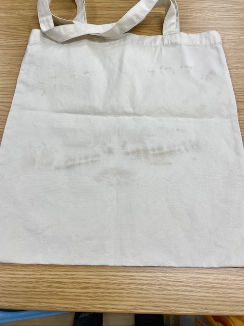 関西万博とキティーのコラボトートバッグに付いたシミがキレイに落ちた染み抜きクリーニング事例(４，９５０円税込）2025.11.17