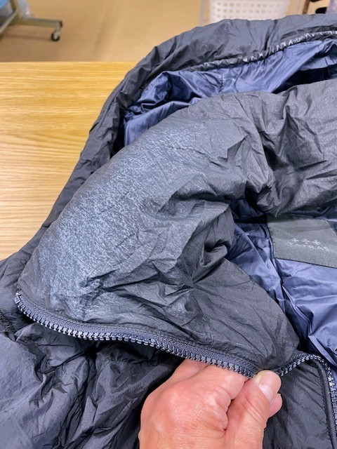 タトラスネイビーダウンコートのファンデーションシミや皮脂汚れなどシミがキレイに落ちた染み抜きクリーニング事例(７，１５０円税込)