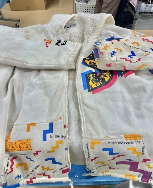 白いJリーグのオフィシャルスウェットコート全体のカビシミや体黄ばみがキレイに落ちた染み抜きクリーニング事例(８，８００円税込み）2025.11.22