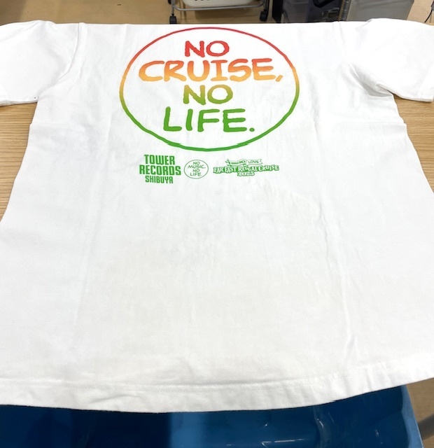 音楽フェスで購入した白いサイン入りTシャツの泥汚れが目立たなくなった染み抜きクリーニング事例(7,700円税込)2025.11.28