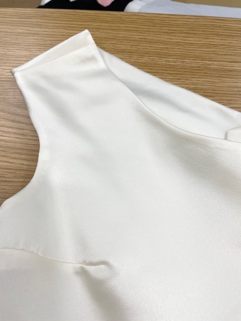 白いポリエステル素材のドレス全体に出ていたカビシミがキレイに落ちた染み抜きクリーニング事例(２２，０００円税込)2026.07.23