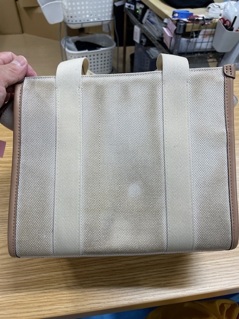 ケイトスペードのアイボリートートバッグに付いた衣類からの茶色い色移りがキレイに落ちた染み抜きクリーニング事例(１３，２００円税込)2025.11.27