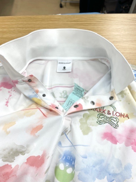 襟が真っ白で本体がカラフル柄のMARK＆LONAポロシャツの襟に付いたヘアカラーシミがキレイに落ちた染み抜きクリーニング事例(５，５００円税込)2026.06.03