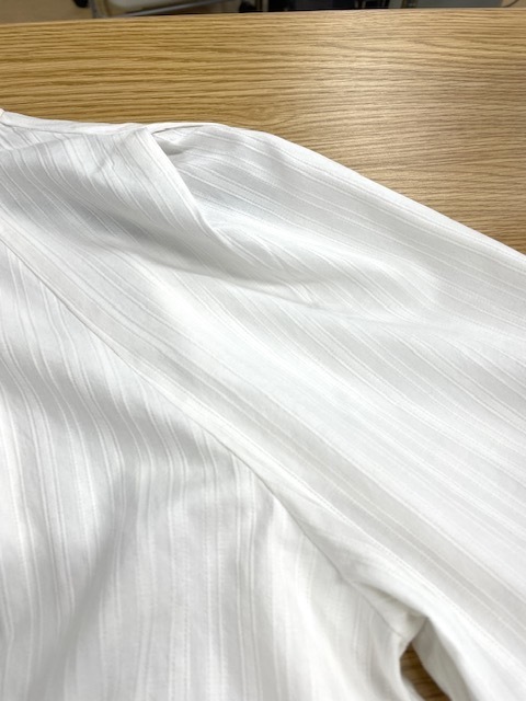 薄いベージュのインド綿シャツに青い色が移ってしまいそれを落とすためには全体の色も落とさなくてはならず色移りを落としつつ全体の色も平らに白くした染み抜きクリーニング事例（５，５００円税込）2026.06.07