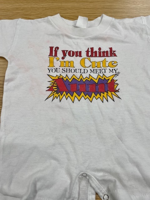 赤ちゃんの白いロンパースに移った赤い色移りがキレイに落ちた染み抜きクリーニング事例(４，４００円税込)2025.10.24