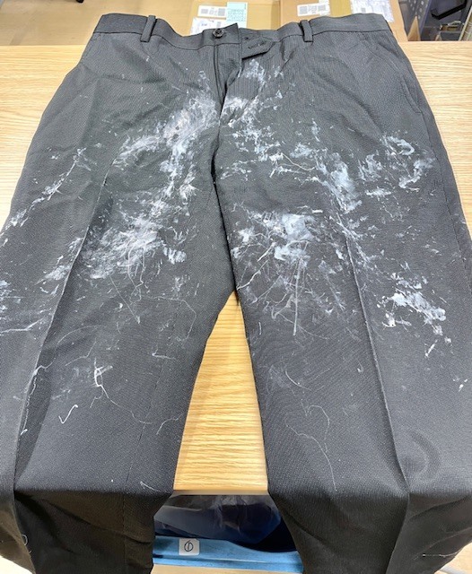 チャコールグレーのスーツパンツ全体に大量の白いペンキがキレイに落ちた染み抜きクリーニング事例(２２，０００円税込）2026.01.28