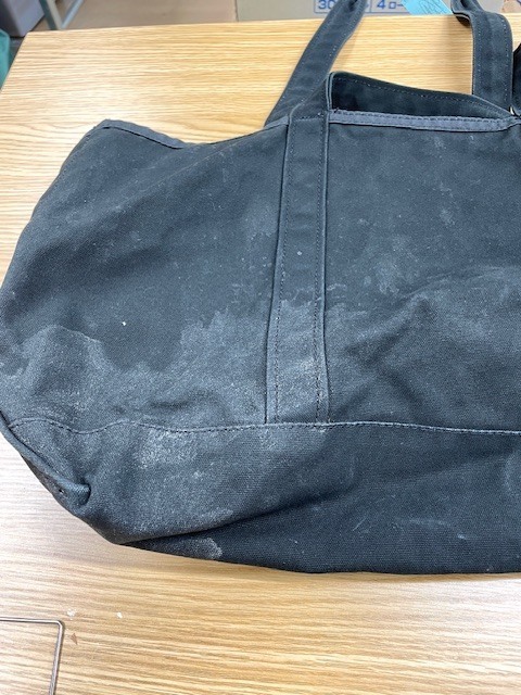 LLBEANの黒いトートバッグに付いた白い食べ物のシミが綺麗に落ちた染み抜きクリーニング事例(７，７００円税込）2026.06.13
