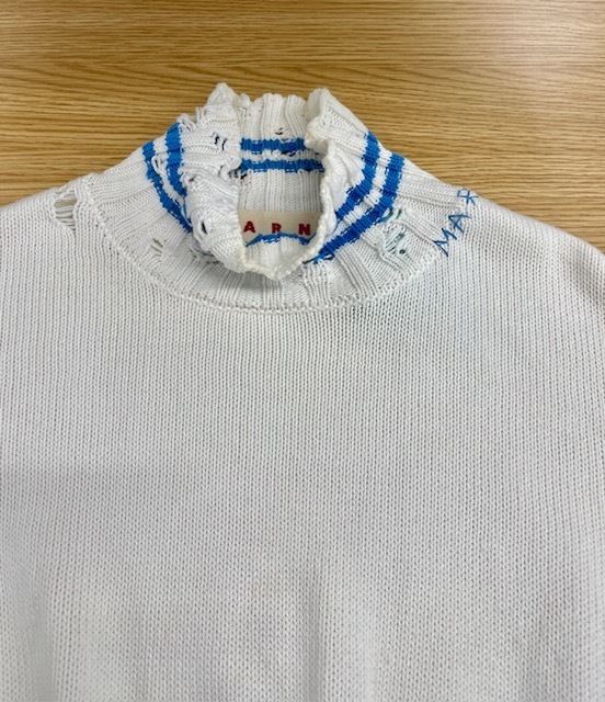 MARNIの白いコットンハイネックニットの襟周り黄ばみ染み抜きクリーニング事例(2,860円税込)2026.09.19