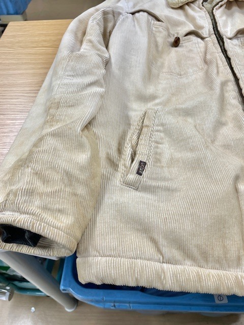 表地がコーデュロイで裏地がボア素材の白いヴィンテージジャケットの全体黄ばみやシミがキレイに落ちた染み抜きクリーニング事例(７，７００円税込)2026.02.04