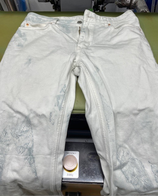 全体に濃く青い色が洗濯によって移ってしまった白いホワイトデニムパンツがキレイになった染み抜きクリーニング事例(６，６００円税込)2026.01.09