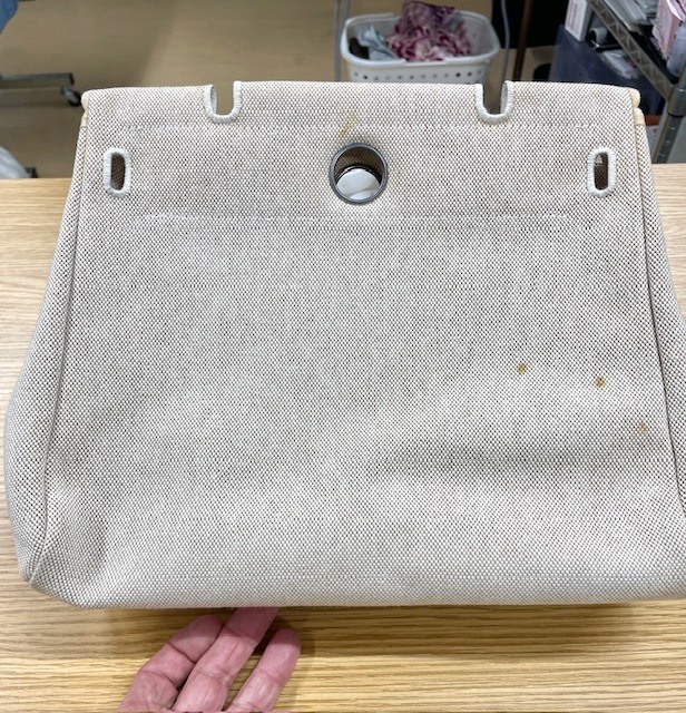 エトゥープカラーエルメスエールバッグのシミがやくすみがキレイに落ちた染み抜きクリーニング事例）(１１，０００円税込）