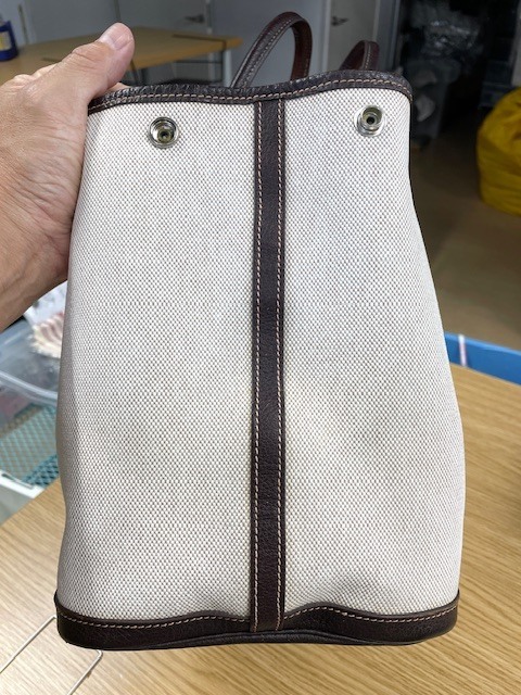 トワルアッシュナチュラルカラーのエルメスガーデンパーティーのシミや全体黄ばみがキレイに落ちた染み抜きクリーニング事例(１９，８００円税込)2026.06.27