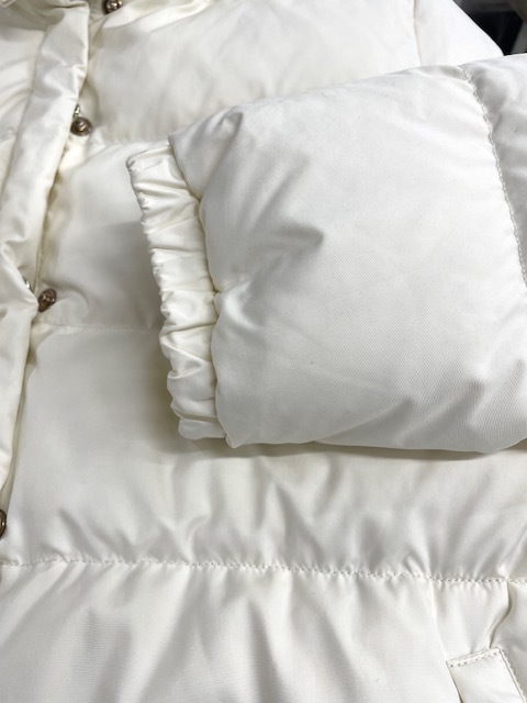 全体的な黄ばみやシミが綺麗になった白いダウンジャケットの染み抜きクリーニング事例(１９，８００円税込)2026,03.17