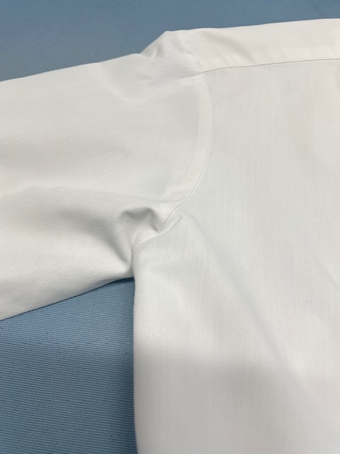 制汗剤と脇汗の影響で脇がくすんだ赤っぽい色に変わってしまった学生服白シャツの染み抜きクリーニング事例(３，９６０円税込)2026.04.17