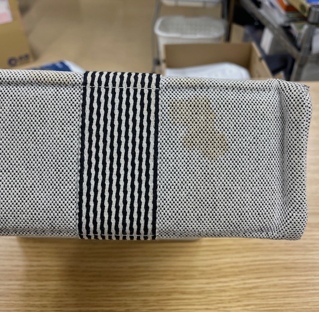 トワルアッシュ生地エトゥープカラーのエルメスフールトゥーのシミや全体くすみが綺麗になった染み抜きクリーニング事例（１６，５００．税込）2026.04.25