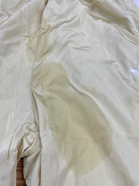 黄色いナイロンパンツに付いた油シミがキレイに落ちた染み抜きクリーニング事例(３，６３０円税込)2025.09.04