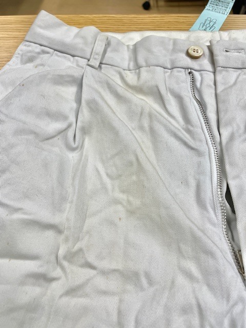 全体の黄ばみやシミが綺麗に落ちた白いコムデギャルソンコットンパンツの染み抜きクリーニング事例（６，６００円税込）2026.02.25
