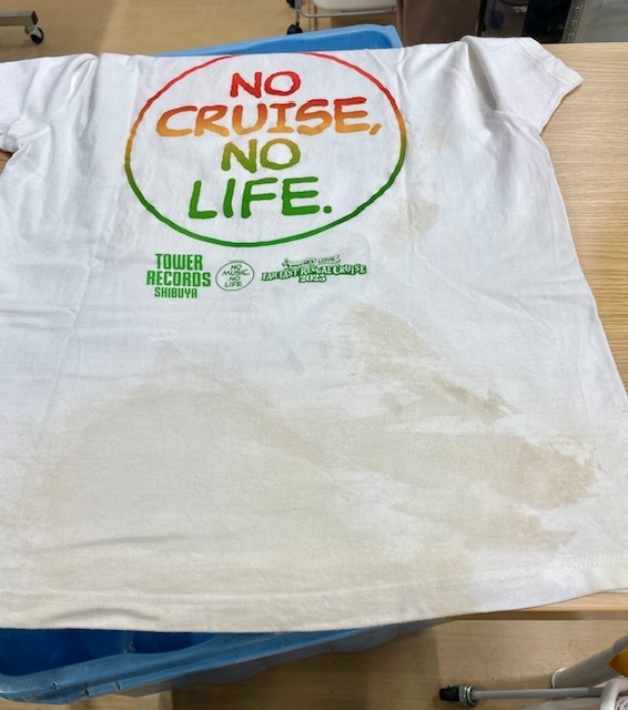 音楽フェスで購入した白いサイン入りTシャツの泥汚れが目立たなくなった染み抜きクリーニング事例(7,700円税込)2025.11.28