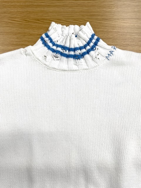 MARNIの白いコットンハイネックニットの襟周り黄ばみ染み抜きクリーニング事例(2,860円税込)2026.09.19