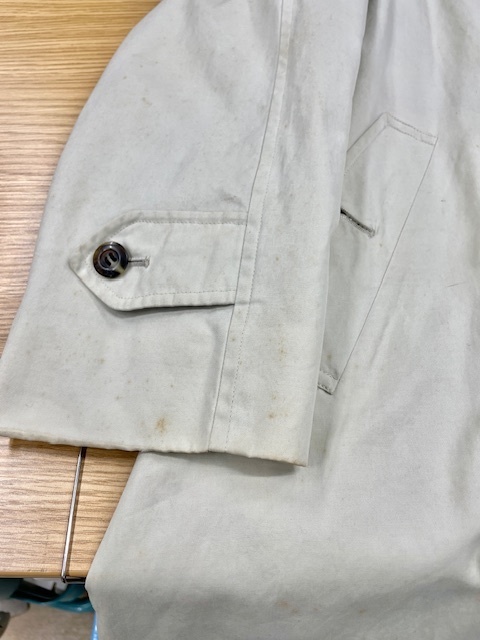 アイボリーバーバリートレンチコートの全体黄ばみやカビシミがキレイに落ちた染み抜きクリーニング事例(２２，０００円税込）2025.10.29