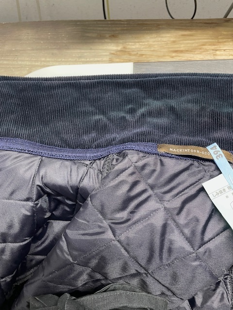 マッキントッシュネイビーキルティングコートの襟部分のコーデュロイ生地の変色が目立たなくなった色修正クリーニング事例(７，７００円税込)2025.11.12