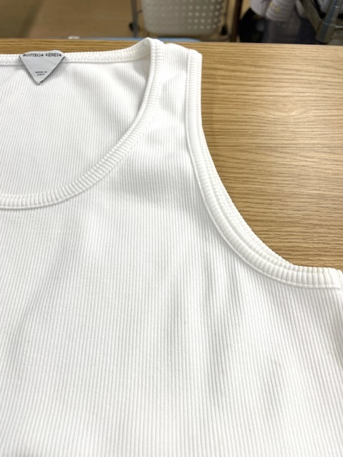 息子様のボッテガ・ヴェネタの真っ白なタンクトップを赤い衣類と一緒に洗濯して全体にムラムラに赤い色が移ってしまった染み抜きクリーニング事例(５，５００円税込)2026.09.09