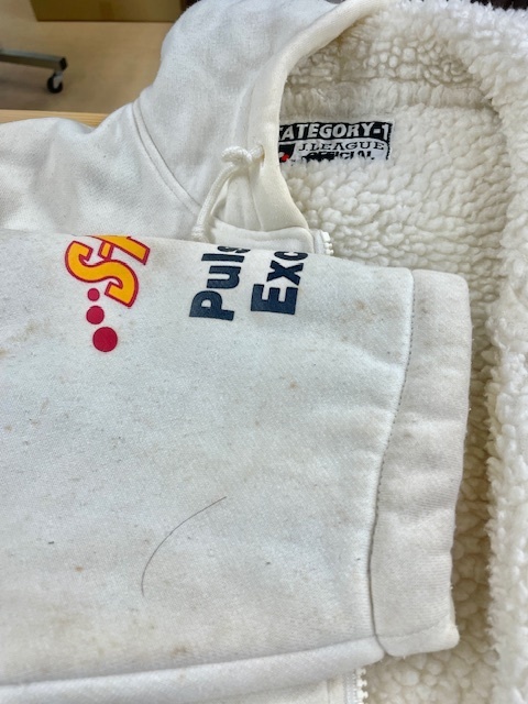 白いJリーグのオフィシャルスウェットコート全体のカビシミや体黄ばみがキレイに落ちた染み抜きクリーニング事例(８，８００円税込み）2025.11.22