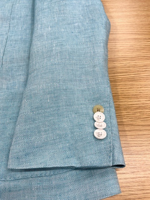 全体的な黄ばみが綺麗になったリネンの薄ブルージャケットの染み抜きクリーニング事例(７，７００円税込)2026,03.31