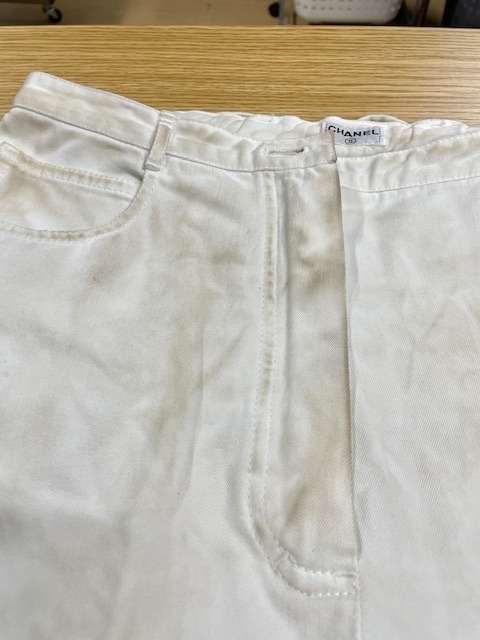 白いヴィンテージシャネルパンツのコーヒーシミや黄バミがキレイに落ちた染み抜きクリーニング事例８，８００円税込）2025.08.09